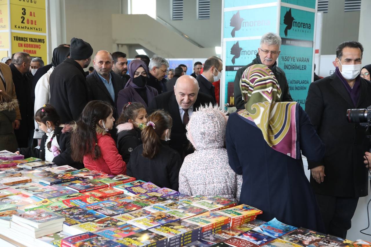 Kocaeli’nin Darıca ilçesinde ikincisi gerçekleştirilen kitap fuarına öğrenciler yoğun ilgi gösterdi. Darıca Belediye Başkanı Muzaffer Bıyık’ın ...