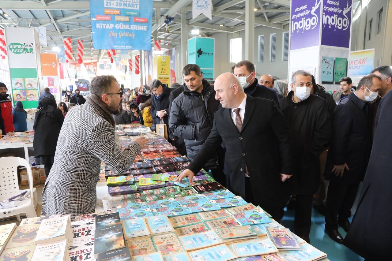 Kocaeli’nin Darıca ilçesinde ikincisi gerçekleştirilen kitap fuarına öğrenciler yoğun ilgi gösterdi. Darıca Belediye Başkanı Muzaffer Bıyık’ın ...