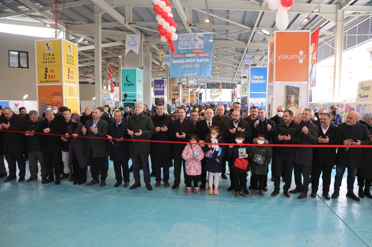 Kocaeli’nin Darıca ilçesinde ikincisi gerçekleştirilen kitap fuarına öğrenciler yoğun ilgi gösterdi. Darıca Belediye Başkanı Muzaffer Bıyık’ın ...