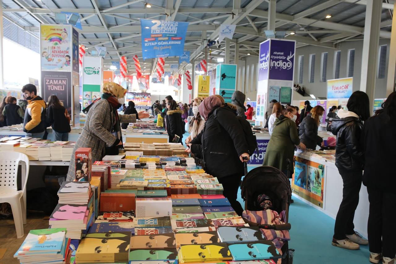 Kocaeli’nin Darıca ilçesinde ikincisi gerçekleştirilen kitap fuarına öğrenciler yoğun ilgi gösterdi. Darıca Belediye Başkanı Muzaffer Bıyık’ın ...