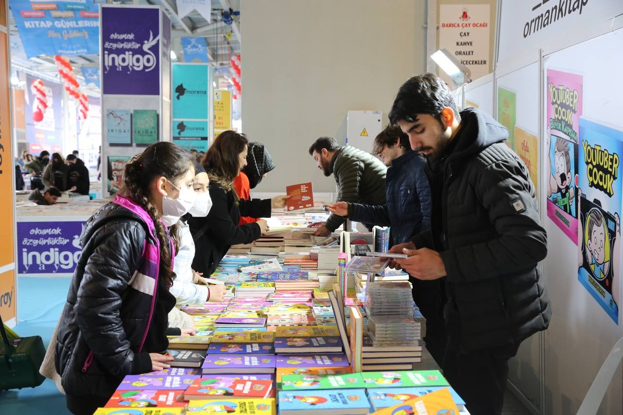 Kocaeli’nin Darıca ilçesinde ikincisi gerçekleştirilen kitap fuarına öğrenciler yoğun ilgi gösterdi. Darıca Belediye Başkanı Muzaffer Bıyık’ın ...