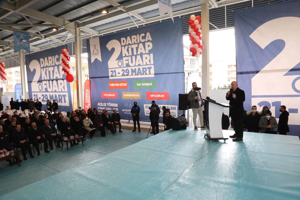 Kocaeli’nin Darıca ilçesinde ikincisi gerçekleştirilen kitap fuarına öğrenciler yoğun ilgi gösterdi. Darıca Belediye Başkanı Muzaffer Bıyık’ın ...