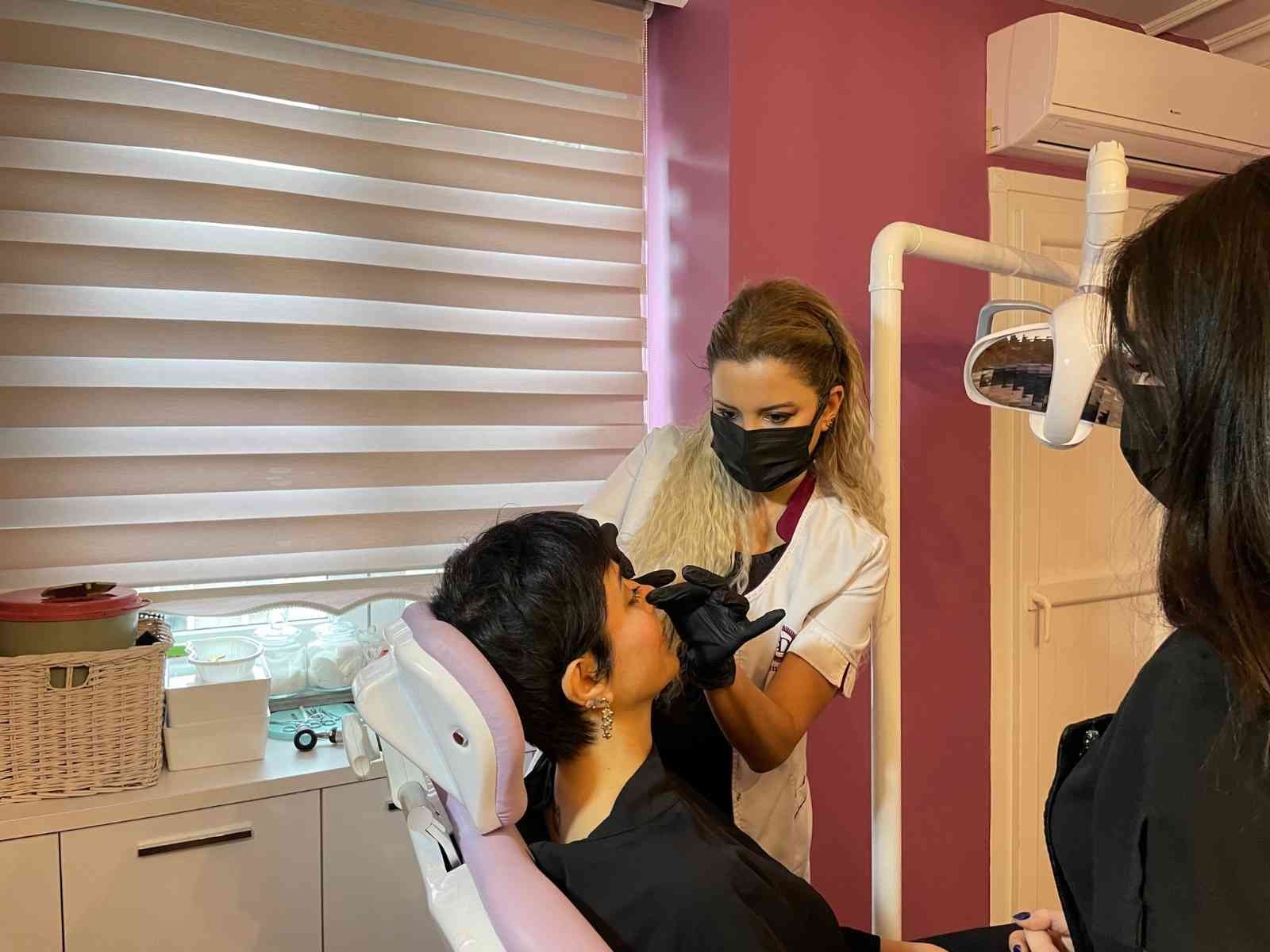 Pandemi döneminde uzun süre maske kullanımından dolayı pek çok kişi cilt sorunları yaşadı. Dermatoloji Uzmanı Seçil Demirci, ‘Maskne’ diye tabir ...