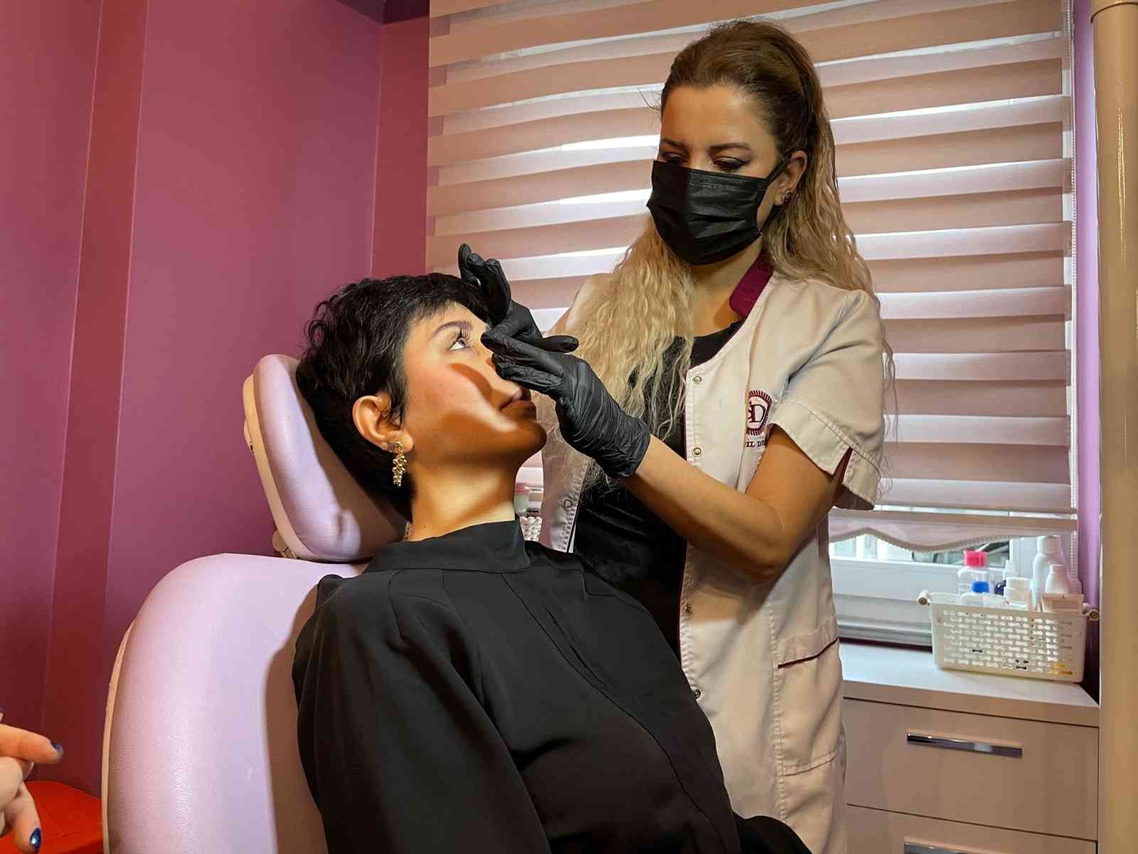 Pandemi döneminde uzun süre maske kullanımından dolayı pek çok kişi cilt sorunları yaşadı. Dermatoloji Uzmanı Seçil Demirci, ‘Maskne’ diye tabir ...