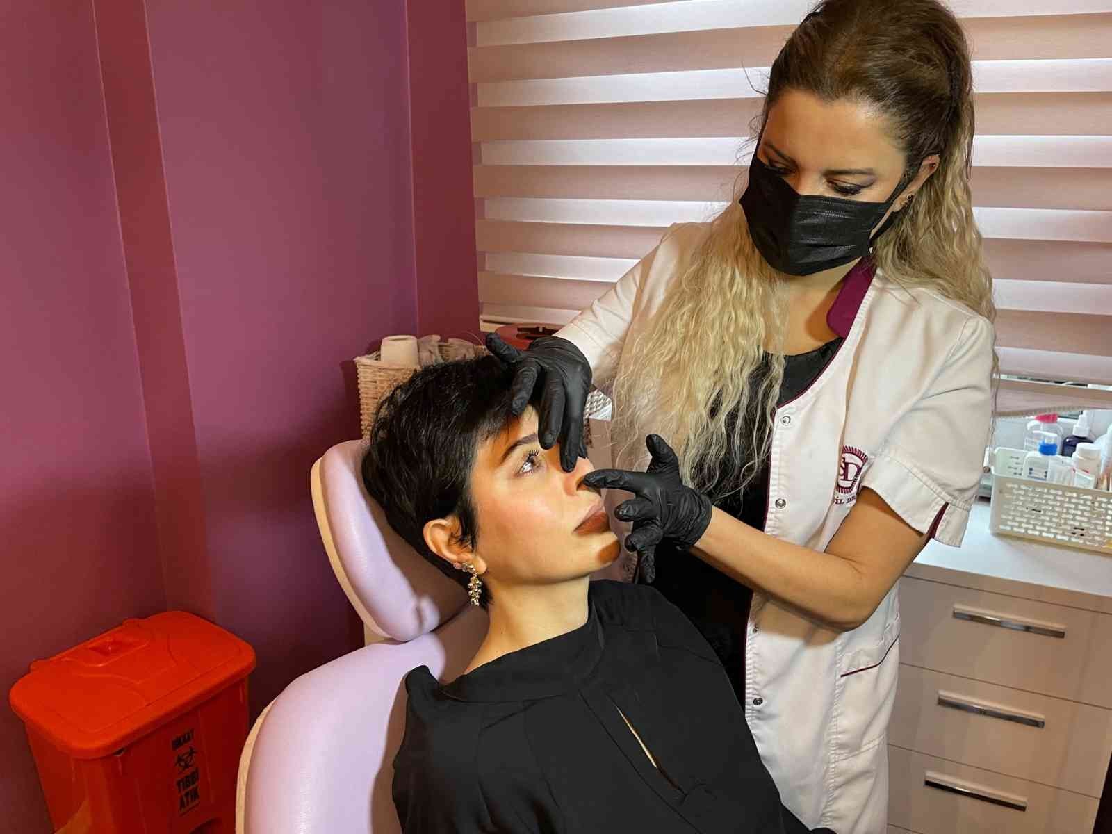 Pandemi döneminde uzun süre maske kullanımından dolayı pek çok kişi cilt sorunları yaşadı. Dermatoloji Uzmanı Seçil Demirci, ‘Maskne’ diye tabir ...