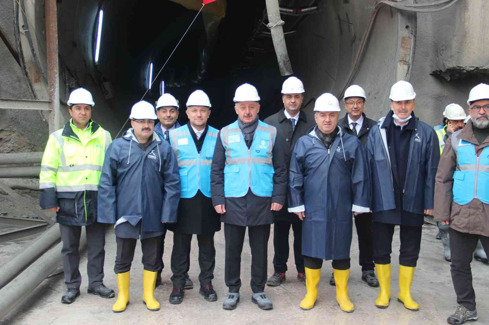 Kocaeli’de Gebze-Darıca arasında yapılan metro inşaatında çalışmalar hız kesmeden devam ediyor. Çalışmaları inceleyen Kocaeli Büyükşehir Belediye ...