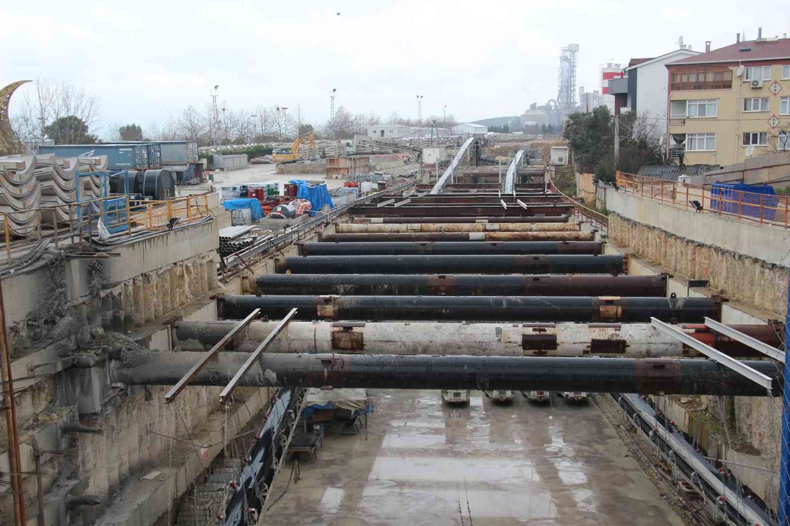 Kocaeli’de Gebze-Darıca arasında yapılan metro inşaatında çalışmalar hız kesmeden devam ediyor. Çalışmaları inceleyen Kocaeli Büyükşehir Belediye ...