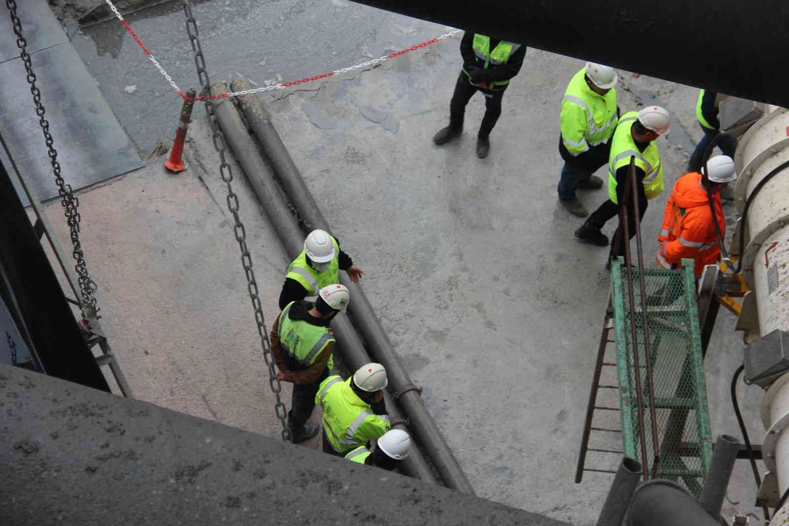 Kocaeli’de Gebze-Darıca arasında yapılan metro inşaatında çalışmalar hız kesmeden devam ediyor. Çalışmaları inceleyen Kocaeli Büyükşehir Belediye ...