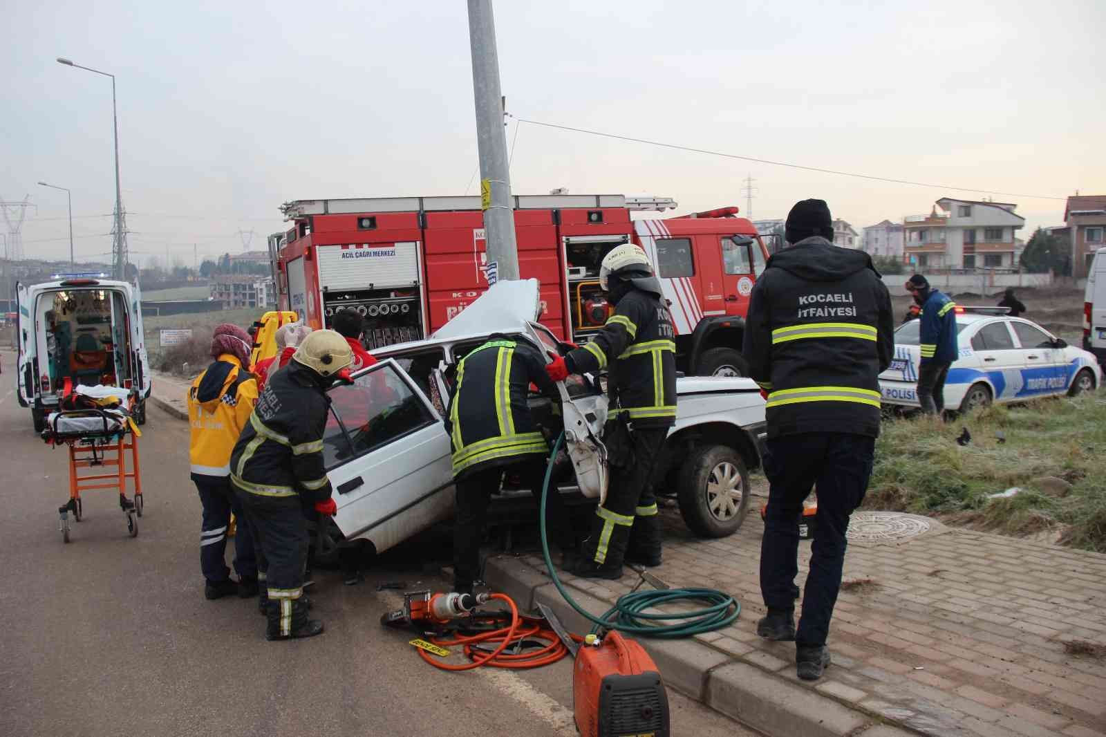 Kocaeli’de sürücüsünün direksiyon hakimiyetini kaybettiği otomobil elektrik direğine çarptı. Çarpmanın şiddetiyle sürücü araç içinde sıkıştı ...