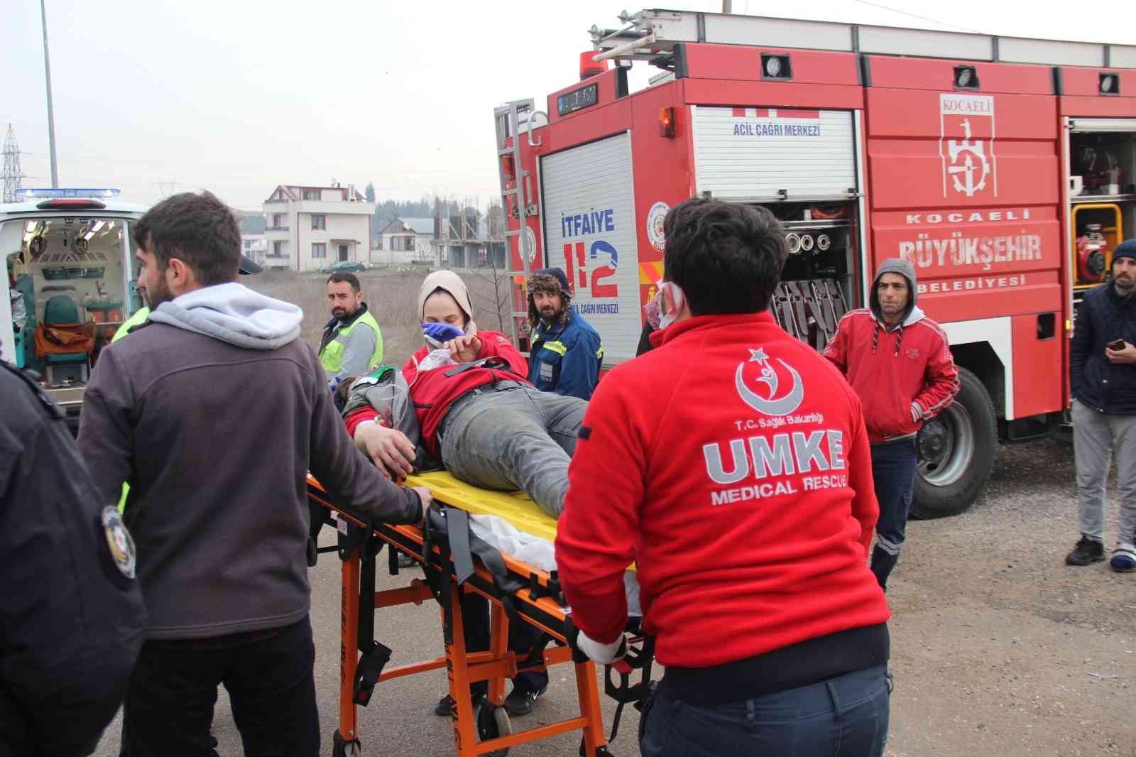 Kocaeli’de sürücüsünün direksiyon hakimiyetini kaybettiği otomobil elektrik direğine çarptı. Çarpmanın şiddetiyle sürücü araç içinde sıkıştı ...