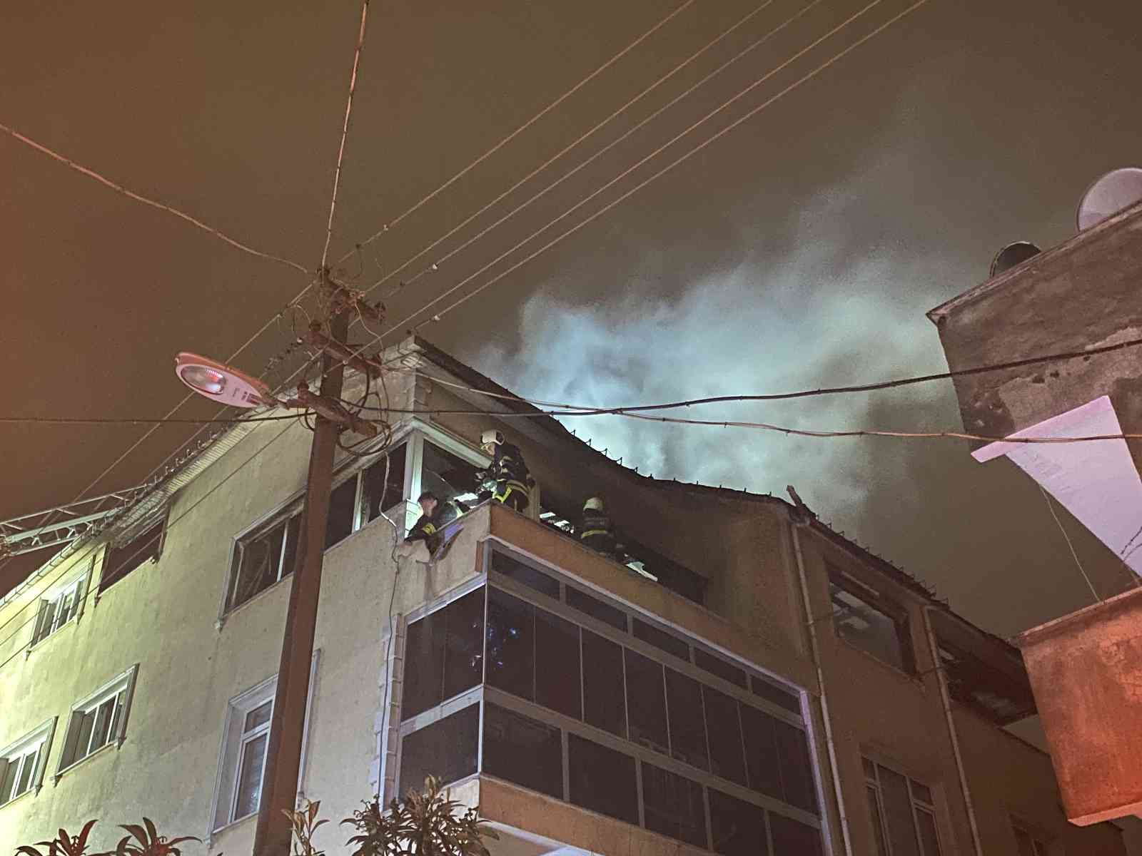 Kocaeli’nin Gebze ilçesinde kiler olarak kullanıldığı düşünülen dubleks daire alev alev yanarak kullanılamaz hale geldi. Yangına müdahale ederken ...