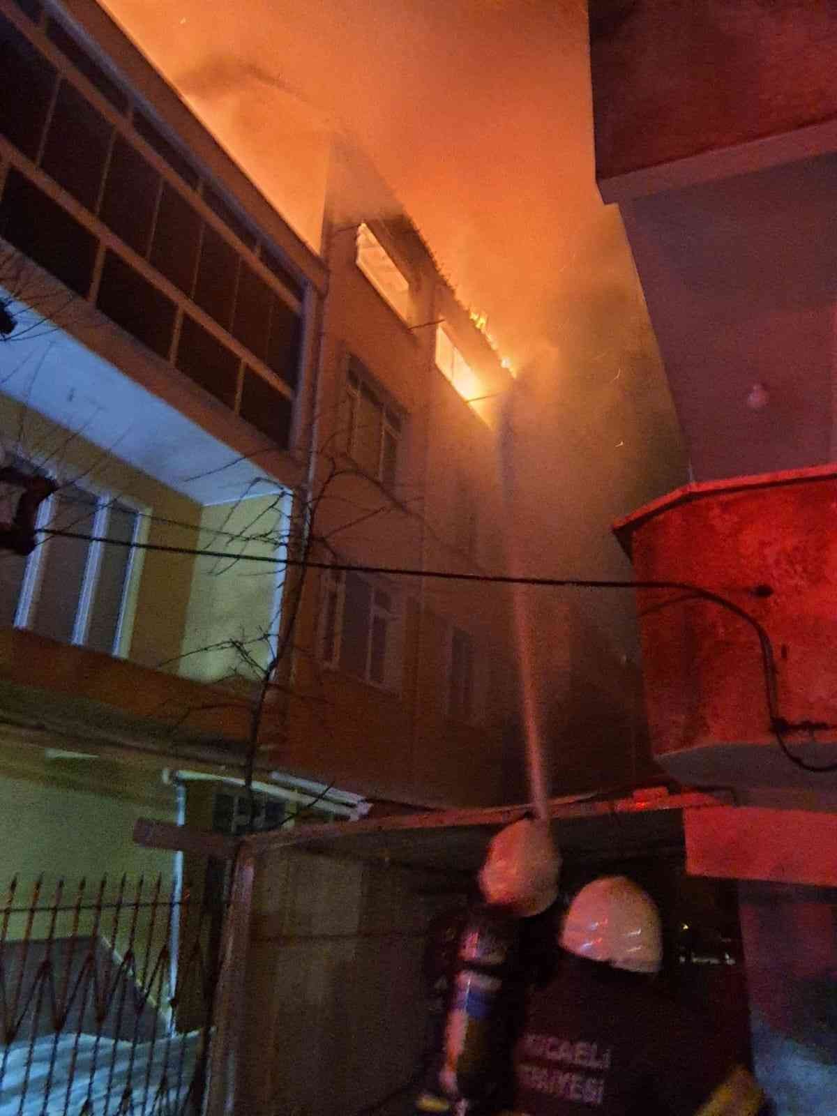 Kocaeli’nin Gebze ilçesinde kiler olarak kullanıldığı düşünülen dubleks daire alev alev yanarak kullanılamaz hale geldi. Yangına müdahale ederken ...