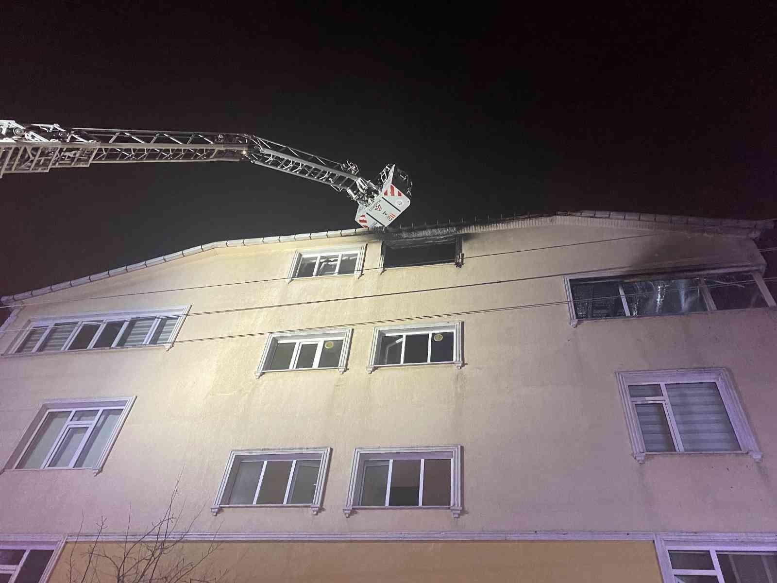 Kocaeli’nin Gebze ilçesinde kiler olarak kullanıldığı düşünülen dubleks daire alev alev yanarak kullanılamaz hale geldi. Yangına müdahale ederken ...