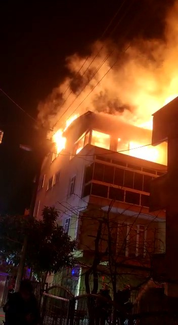 Kocaeli’nin Gebze ilçesinde kiler olarak kullanıldığı düşünülen dubleks daire alev alev yanarak kullanılamaz hale geldi. Yangına müdahale ederken ...