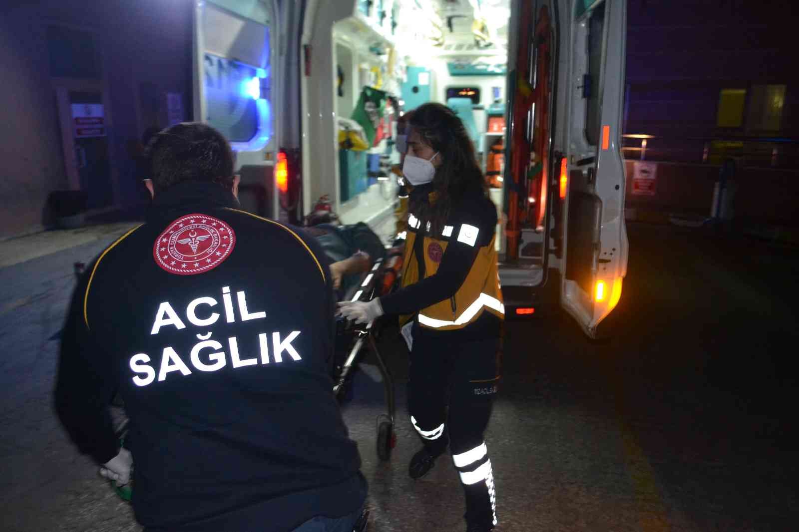 Tekirdağ’ın Çorlu ilçesinde kadına şiddet uyguladığı iddiasıyla olay yerine gelen bekçilerin dur ihtarına uymayan otomobil, iki bekçi ile bir ...