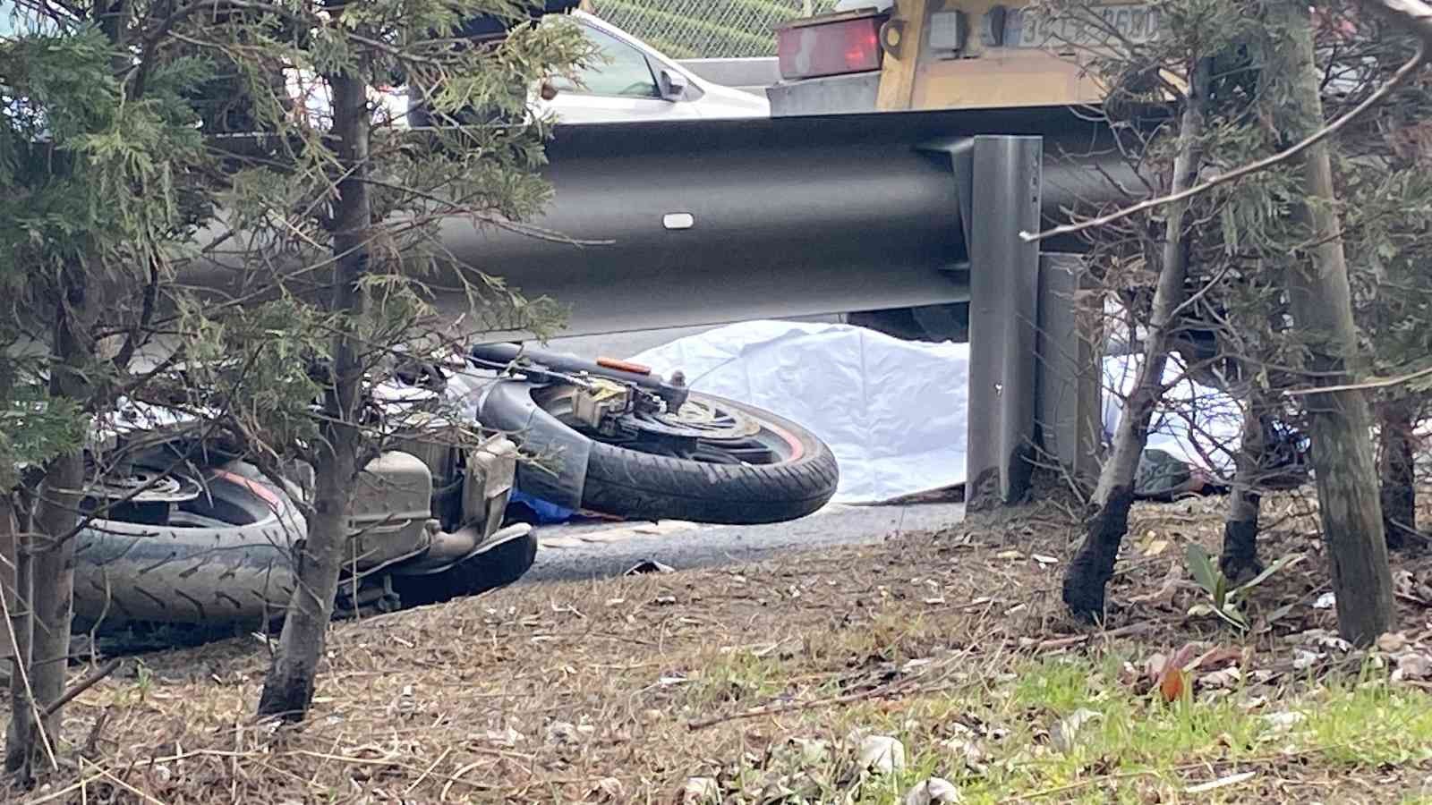 E-5 Karayolu Kağıthane Darülaceze mevkisinde hafriyat kamyonunun sıkıştırdığı iddia edilen motosikleti kullanan Ahmet Han Artukoğlu kamyonun ...