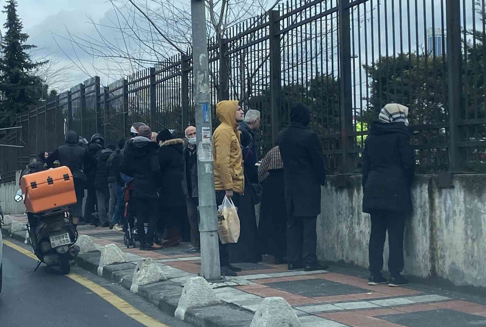 E-5 Karayolu Kağıthane Darülaceze mevkisinde hafriyat kamyonunun sıkıştırdığı iddia edilen motosikleti kullanan Ahmet Han Artukoğlu kamyonun ...