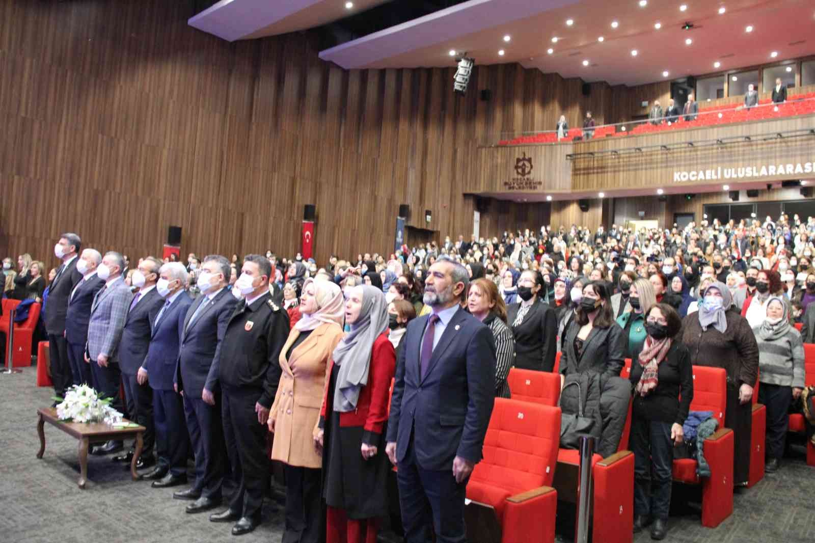 Kocaeli’de düzenlenen Kadın ve Aile Şurası’na katılan sunucu Ece Üner, "Büyük sosyal devrimlere baktığınızda içinde kadın mücadelesini ...