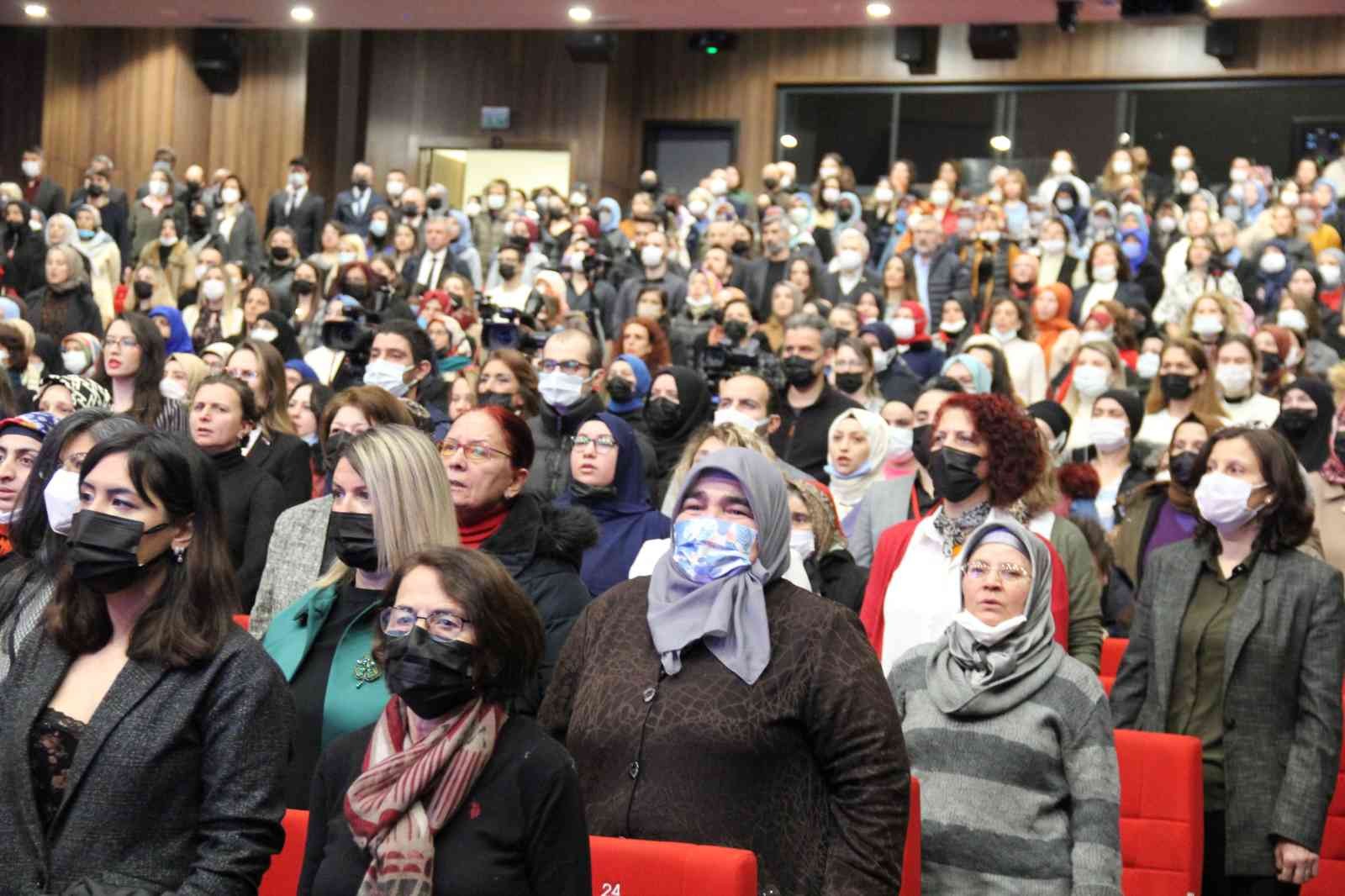 Kocaeli’de düzenlenen Kadın ve Aile Şurası’na katılan sunucu Ece Üner, "Büyük sosyal devrimlere baktığınızda içinde kadın mücadelesini ...