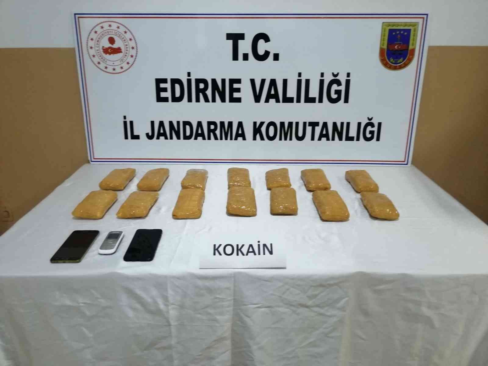 Edirne Jandarma Komutanlığı ekiplerince, Bulgaristan’dan yurda sokulan 7 kilogram kokain takip sonucu İstanbul’da yakalandı. Bulgaristan’dan ...