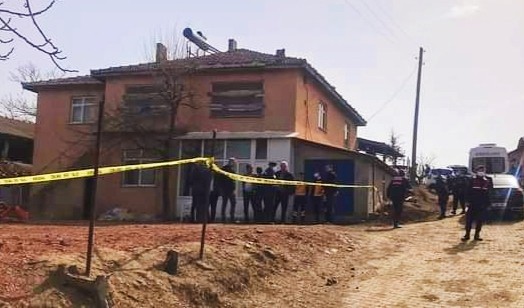 Edirne’nin Uzunköprü ilçesinde aynı aileden 4 kişi silahla vurulmuş halde ölü olarak bulundu. İddialara göre, Uzunköprü’nün Elmalı Köyünde ...