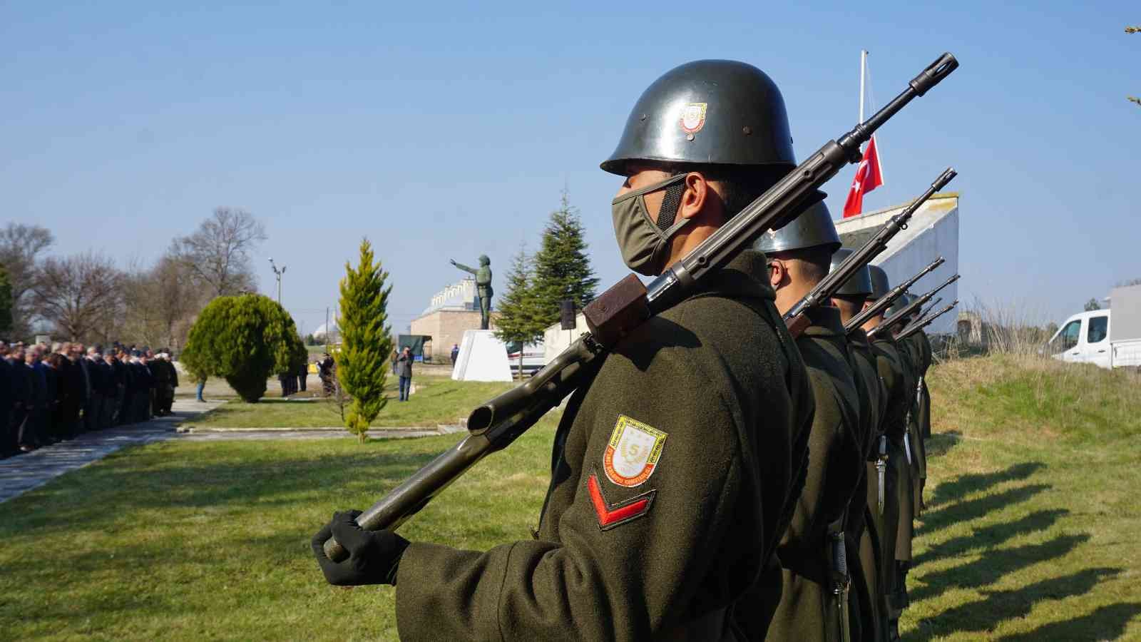 Edirne’de ’26 Mart Balkan Şehitleri’ni Anma Günü’ dolayısıyla tören düzenlendi. Anma Günü dolayısıyla Kanuni Köprüsü’nden Sarayiçi’nde bulunan ...