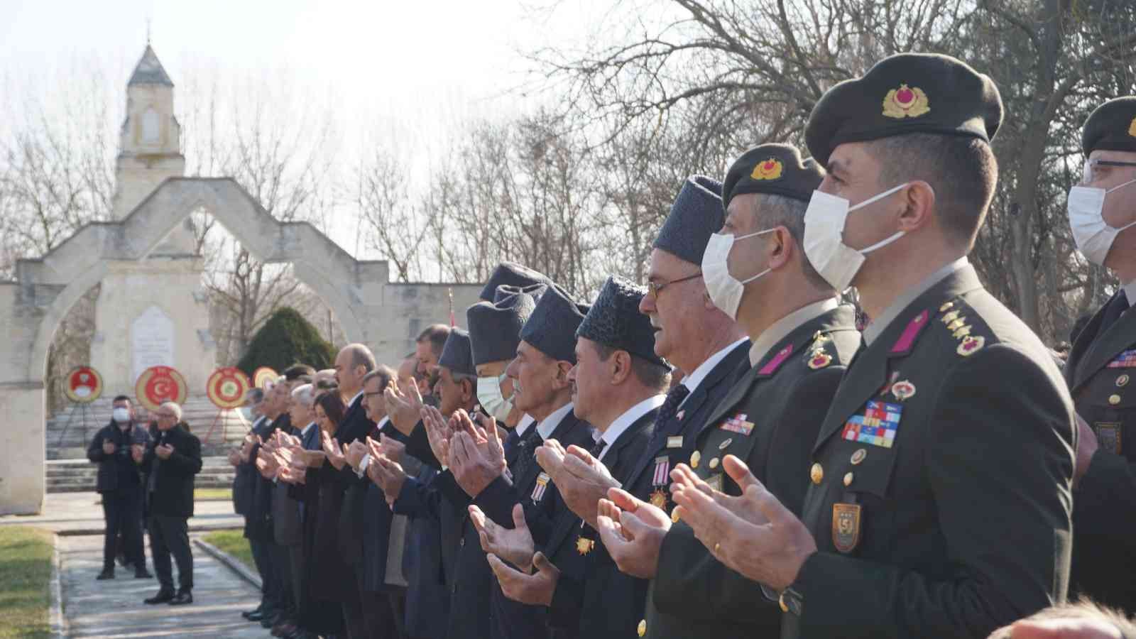 Edirne’de ’26 Mart Balkan Şehitleri’ni Anma Günü’ dolayısıyla tören düzenlendi. Anma Günü dolayısıyla Kanuni Köprüsü’nden Sarayiçi’nde bulunan ...