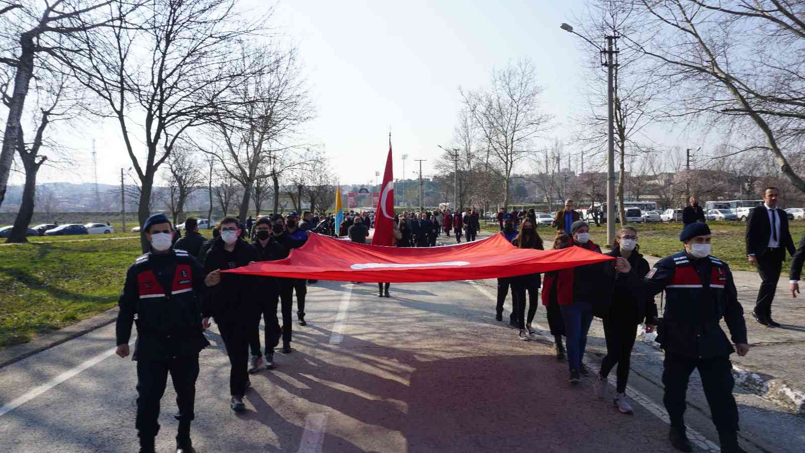 Edirne’de ’26 Mart Balkan Şehitleri’ni Anma Günü’ dolayısıyla tören düzenlendi. Anma Günü dolayısıyla Kanuni Köprüsü’nden Sarayiçi’nde bulunan ...