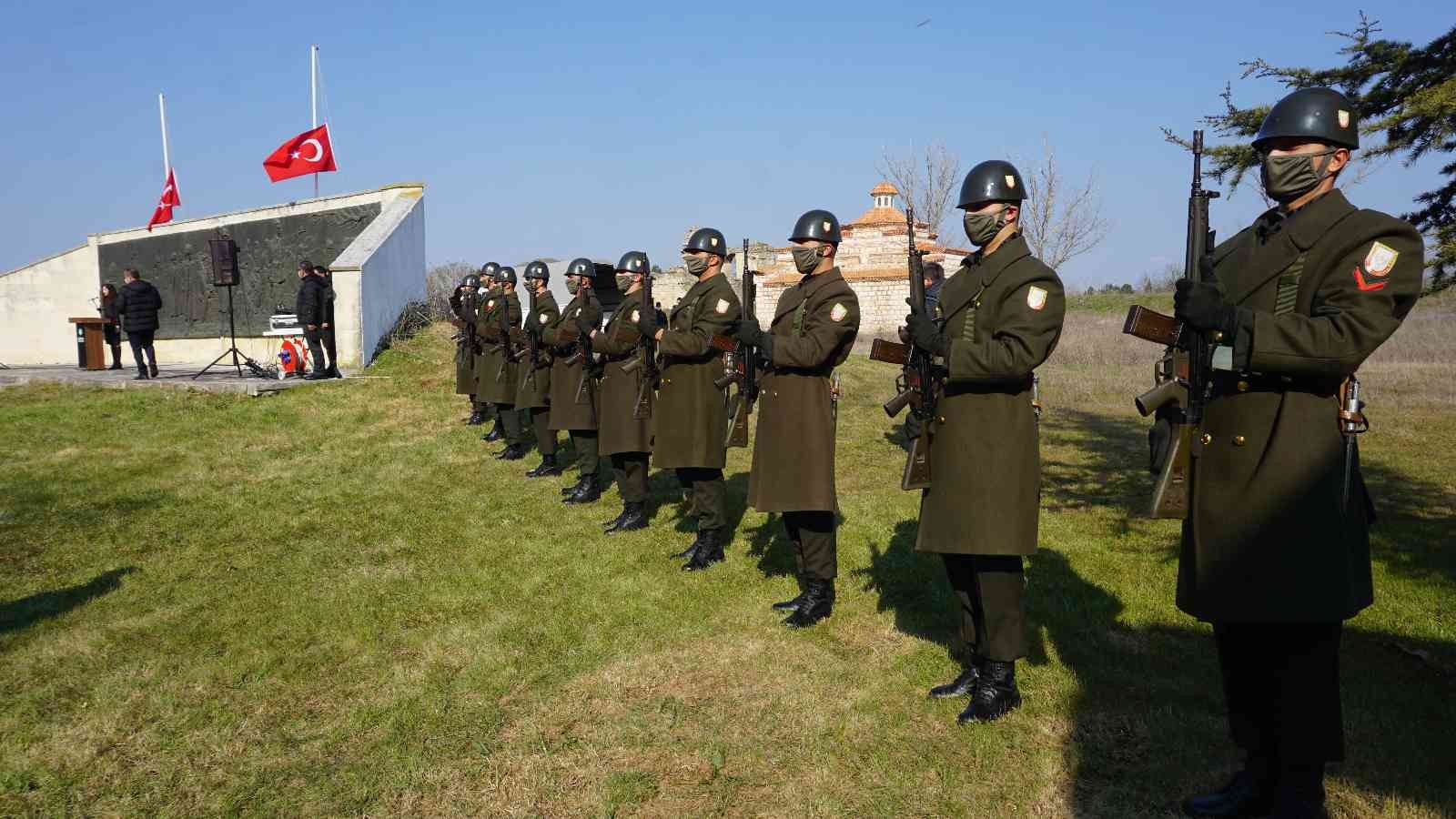 Edirne’de ’26 Mart Balkan Şehitleri’ni Anma Günü’ dolayısıyla tören düzenlendi. Anma Günü dolayısıyla Kanuni Köprüsü’nden Sarayiçi’nde bulunan ...