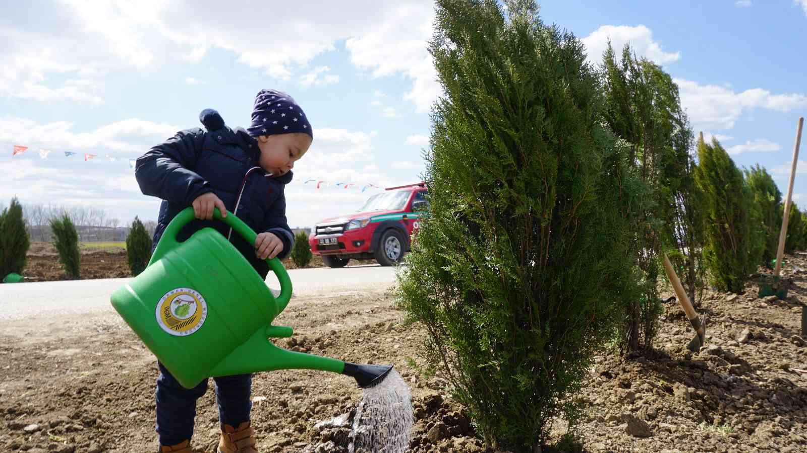 Orman Haftası etkinliğinde konuşan Edirne Valisi Ekrem Canalp, bu yıl 2 buçuk milyon fidanı toprakla buluşturacaklarını aktardı. Orman Haftası ...