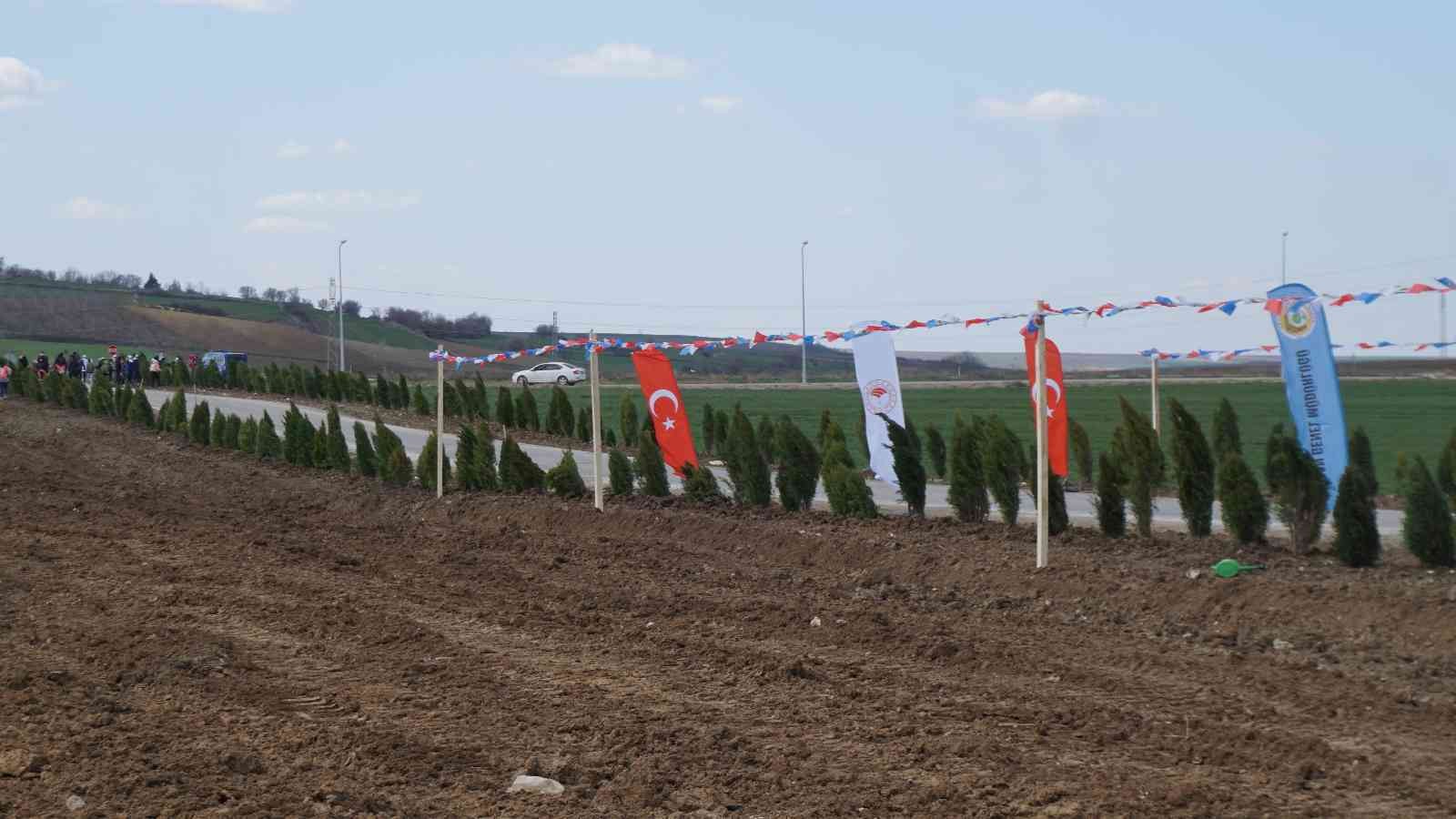 Orman Haftası etkinliğinde konuşan Edirne Valisi Ekrem Canalp, bu yıl 2 buçuk milyon fidanı toprakla buluşturacaklarını aktardı. Orman Haftası ...