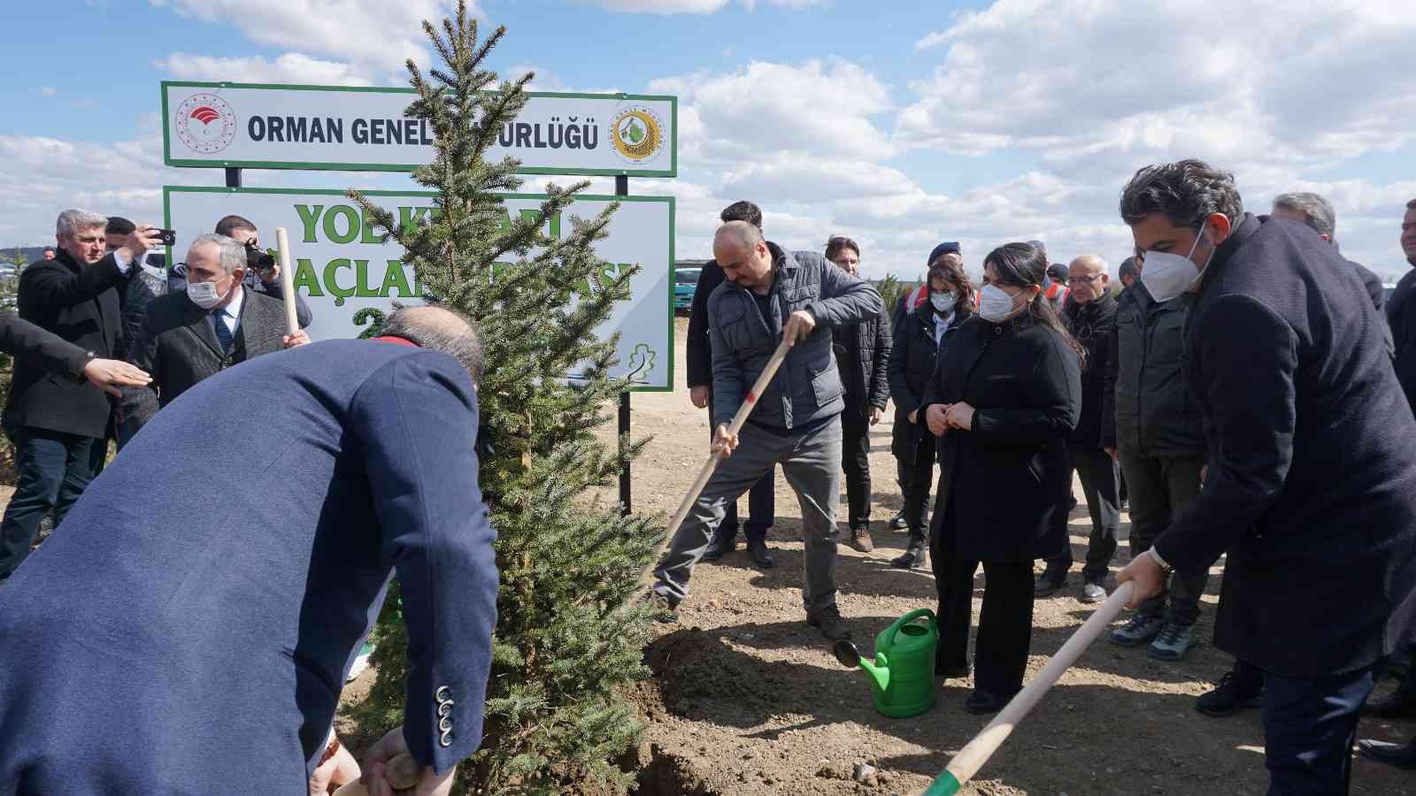 Orman Haftası etkinliğinde konuşan Edirne Valisi Ekrem Canalp, bu yıl 2 buçuk milyon fidanı toprakla buluşturacaklarını aktardı. Orman Haftası ...