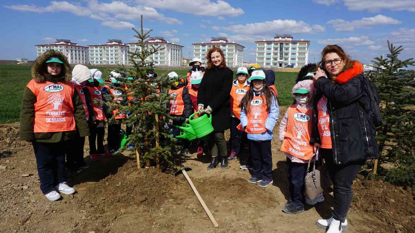 Orman Haftası etkinliğinde konuşan Edirne Valisi Ekrem Canalp, bu yıl 2 buçuk milyon fidanı toprakla buluşturacaklarını aktardı. Orman Haftası ...