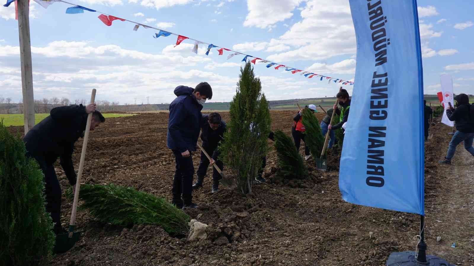 Orman Haftası etkinliğinde konuşan Edirne Valisi Ekrem Canalp, bu yıl 2 buçuk milyon fidanı toprakla buluşturacaklarını aktardı. Orman Haftası ...