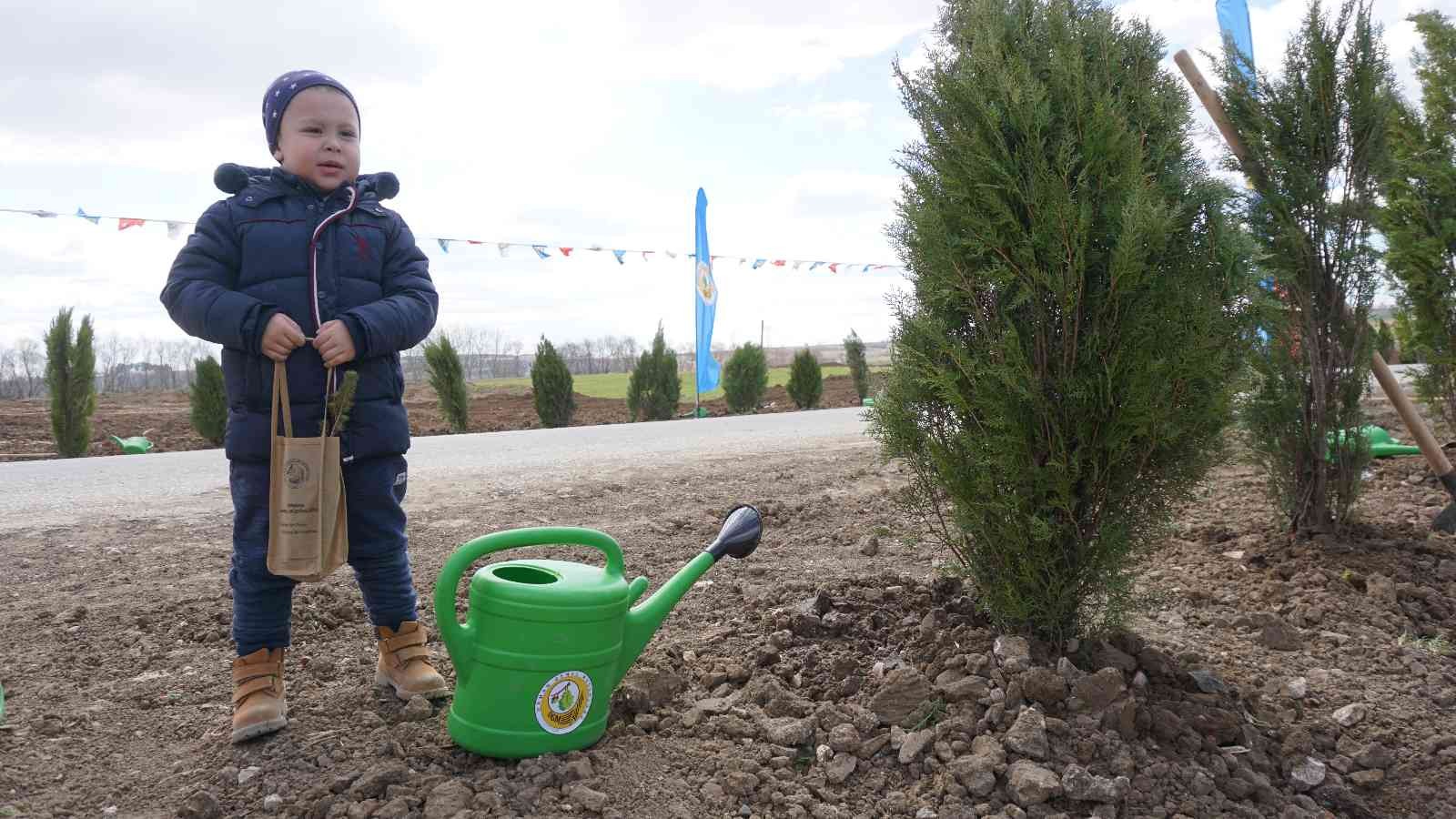 Orman Haftası etkinliğinde konuşan Edirne Valisi Ekrem Canalp, bu yıl 2 buçuk milyon fidanı toprakla buluşturacaklarını aktardı. Orman Haftası ...