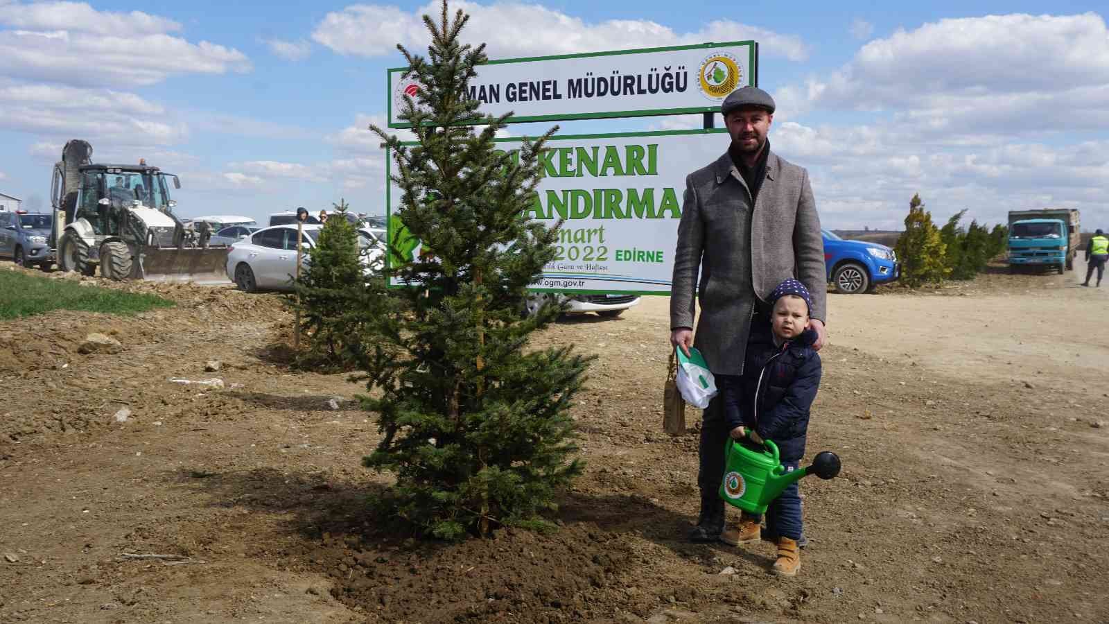 Orman Haftası etkinliğinde konuşan Edirne Valisi Ekrem Canalp, bu yıl 2 buçuk milyon fidanı toprakla buluşturacaklarını aktardı. Orman Haftası ...