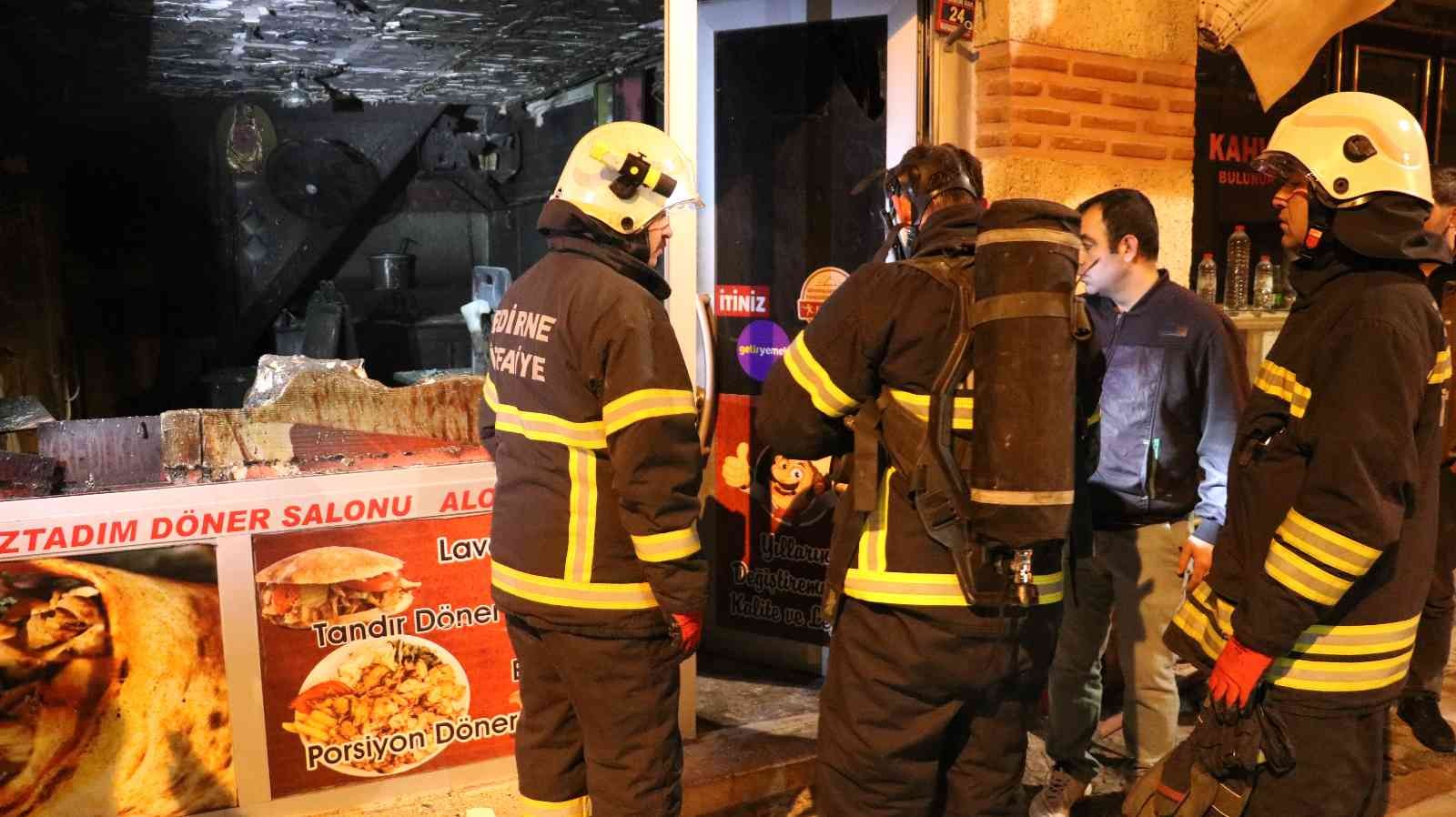 Edirne’de bir iş yerinde çıkan yangına itfaiye ekipleri tarafından müdahale edilirken, iş yerinde maddi hasar oluştu. Edinilen bilgilere göre ...