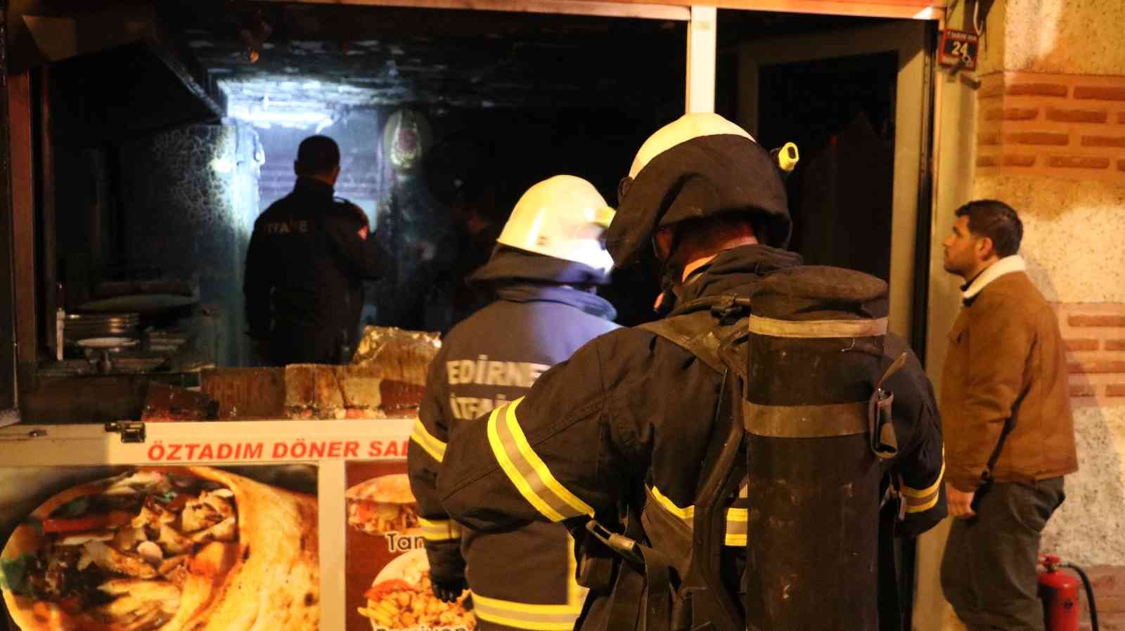 Edirne’de bir iş yerinde çıkan yangına itfaiye ekipleri tarafından müdahale edilirken, iş yerinde maddi hasar oluştu. Edinilen bilgilere göre ...