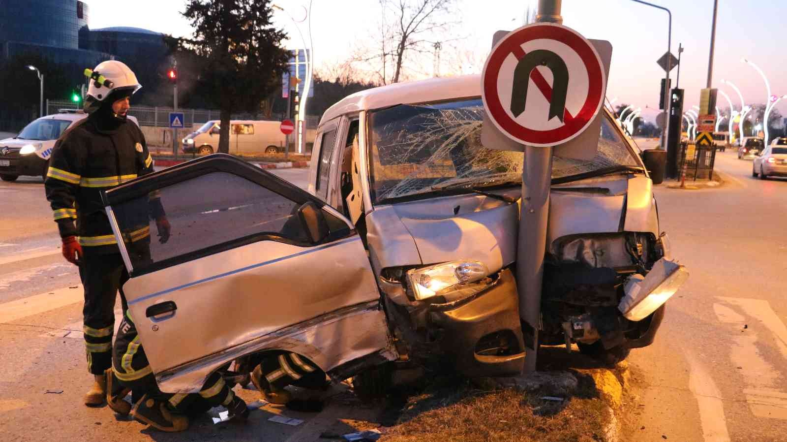 Edirne’de sürücüsünün direksiyon hakimiyetini kaybettiği panelvanın önce ticari taksiye, ardından da trafik ışığı gösterge direğine çarpması ...