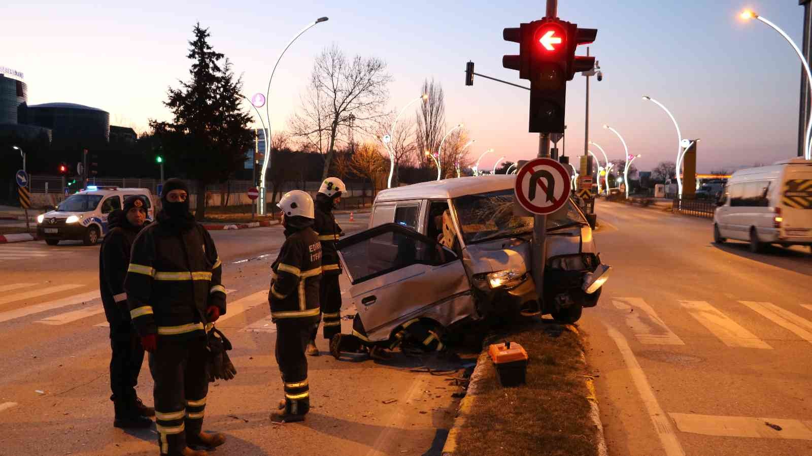 Edirne’de sürücüsünün direksiyon hakimiyetini kaybettiği panelvanın önce ticari taksiye, ardından da trafik ışığı gösterge direğine çarpması ...