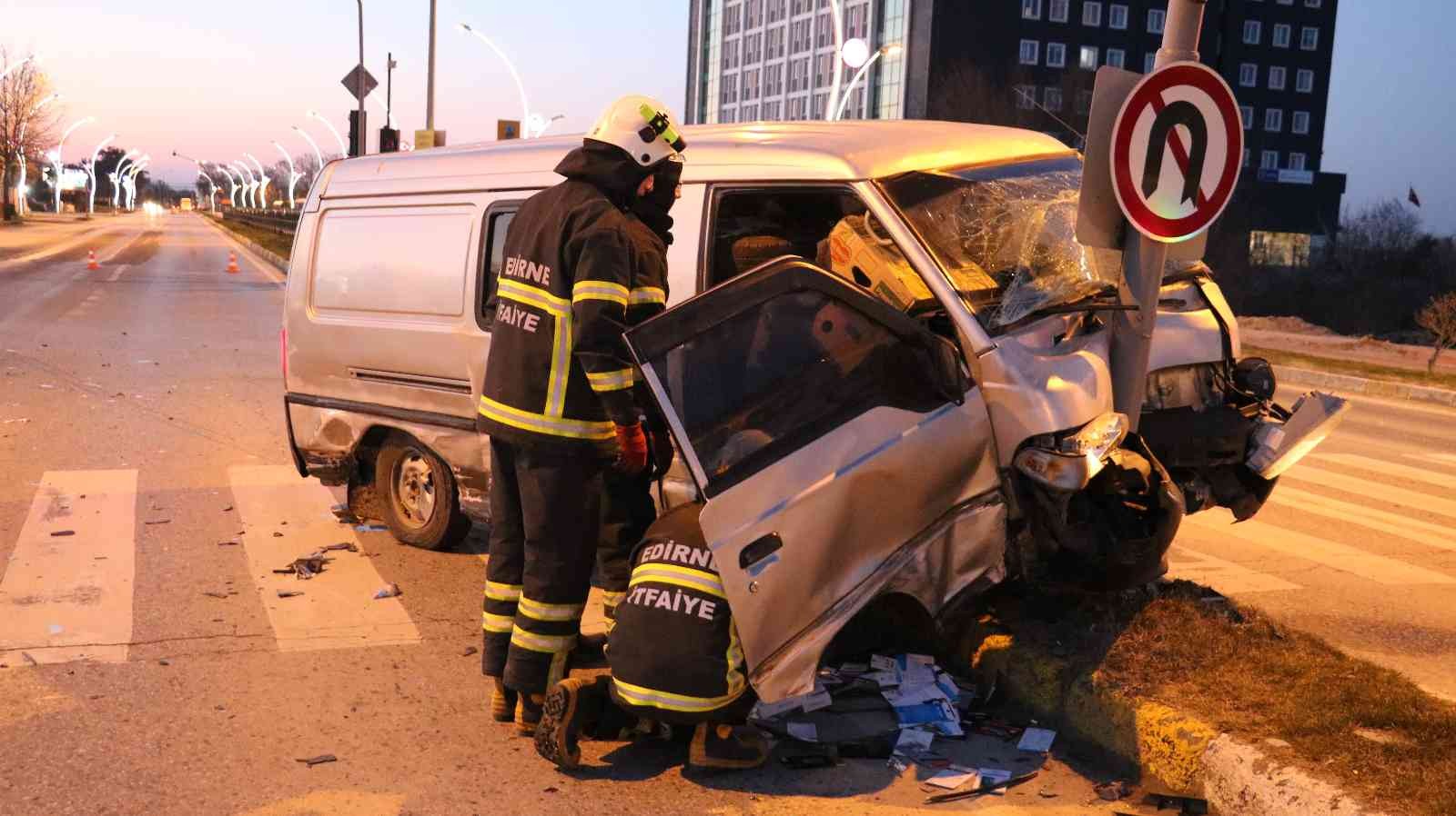 Edirne’de sürücüsünün direksiyon hakimiyetini kaybettiği panelvanın önce ticari taksiye, ardından da trafik ışığı gösterge direğine çarpması ...