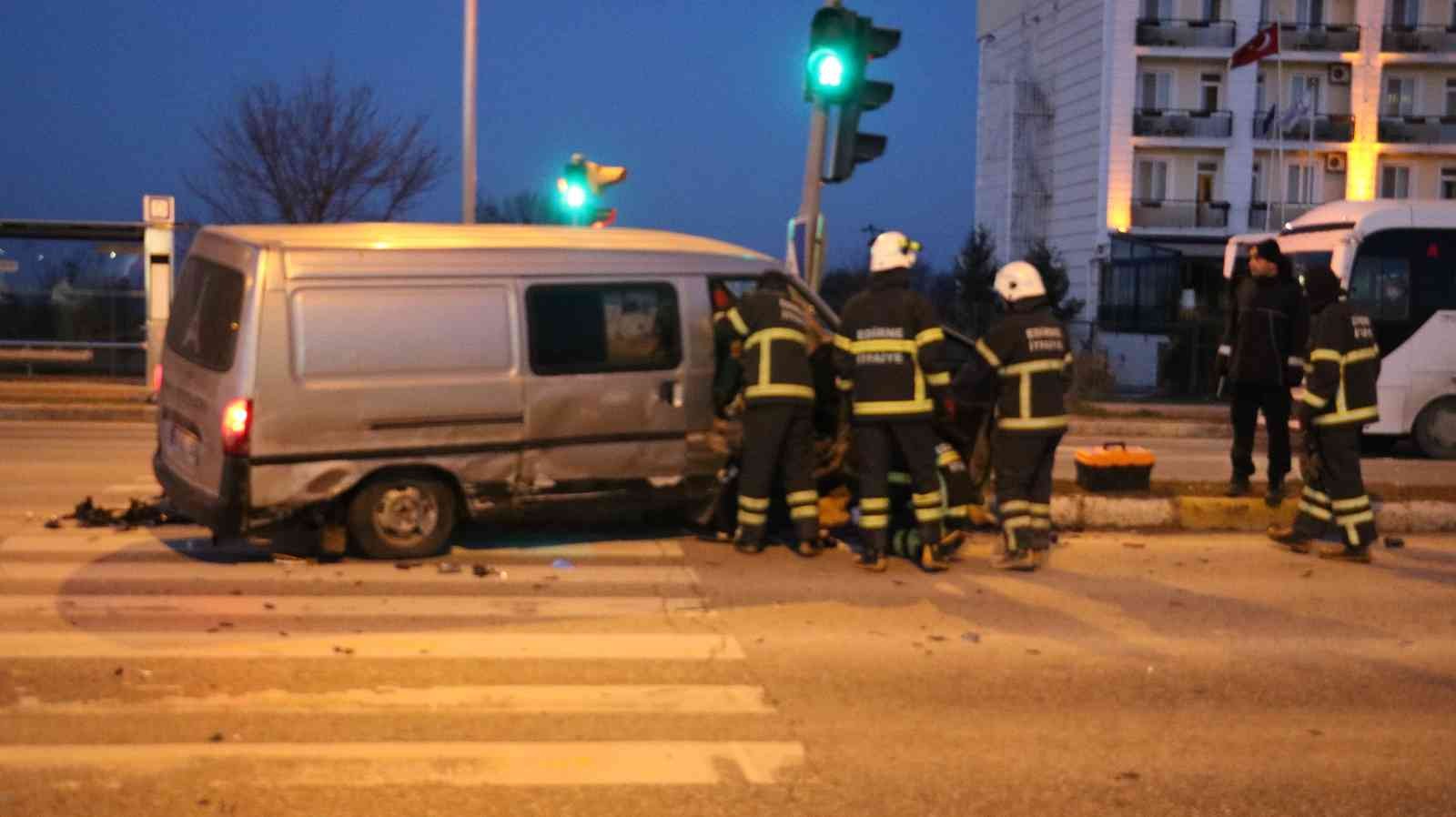 Edirne’de sürücüsünün direksiyon hakimiyetini kaybettiği panelvanın önce ticari taksiye, ardından da trafik ışığı gösterge direğine çarpması ...