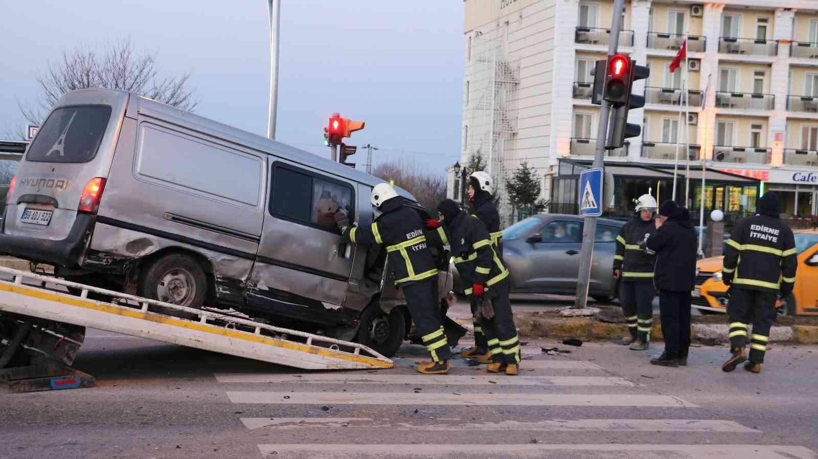 Edirne’de sürücüsünün direksiyon hakimiyetini kaybettiği panelvanın önce ticari taksiye, ardından da trafik ışığı gösterge direğine çarpması ...