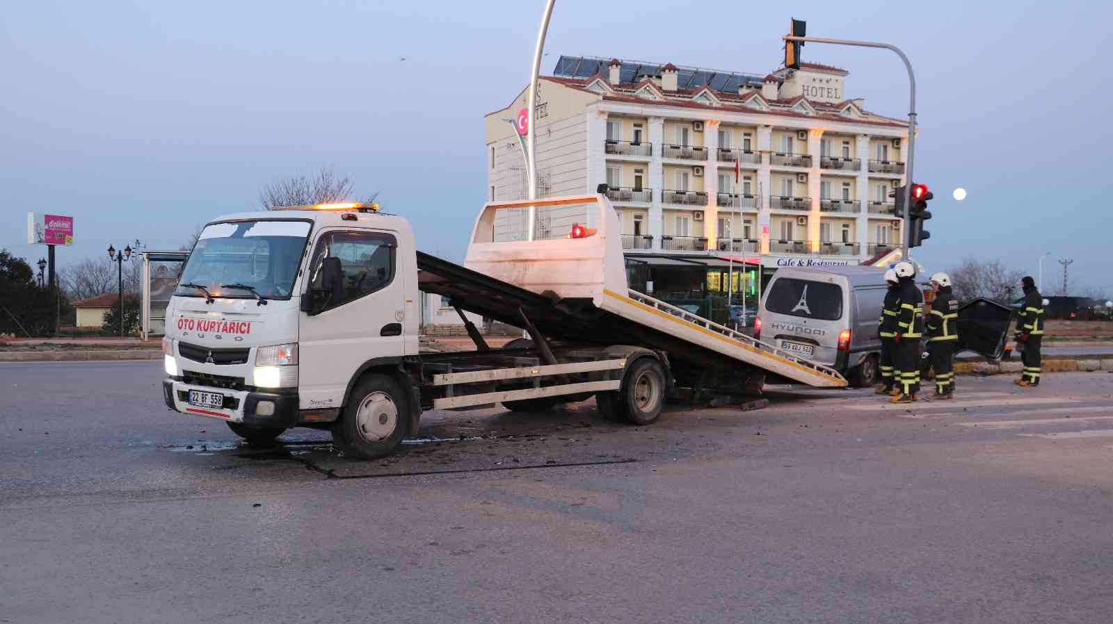 Edirne’de sürücüsünün direksiyon hakimiyetini kaybettiği panelvanın önce ticari taksiye, ardından da trafik ışığı gösterge direğine çarpması ...