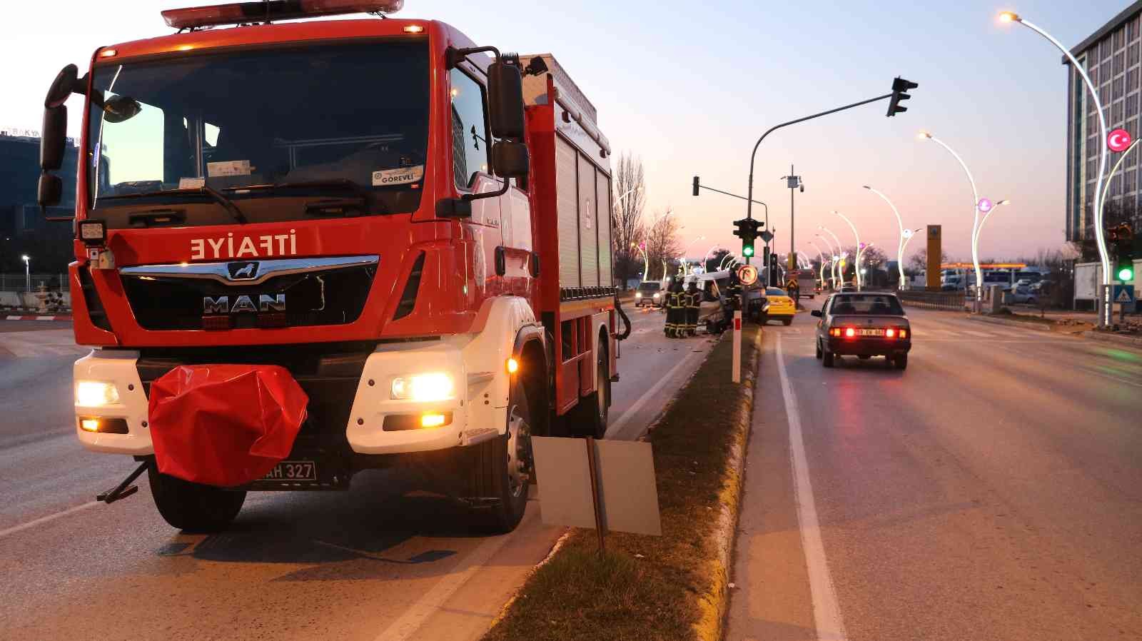 Edirne’de sürücüsünün direksiyon hakimiyetini kaybettiği panelvanın önce ticari taksiye, ardından da trafik ışığı gösterge direğine çarpması ...