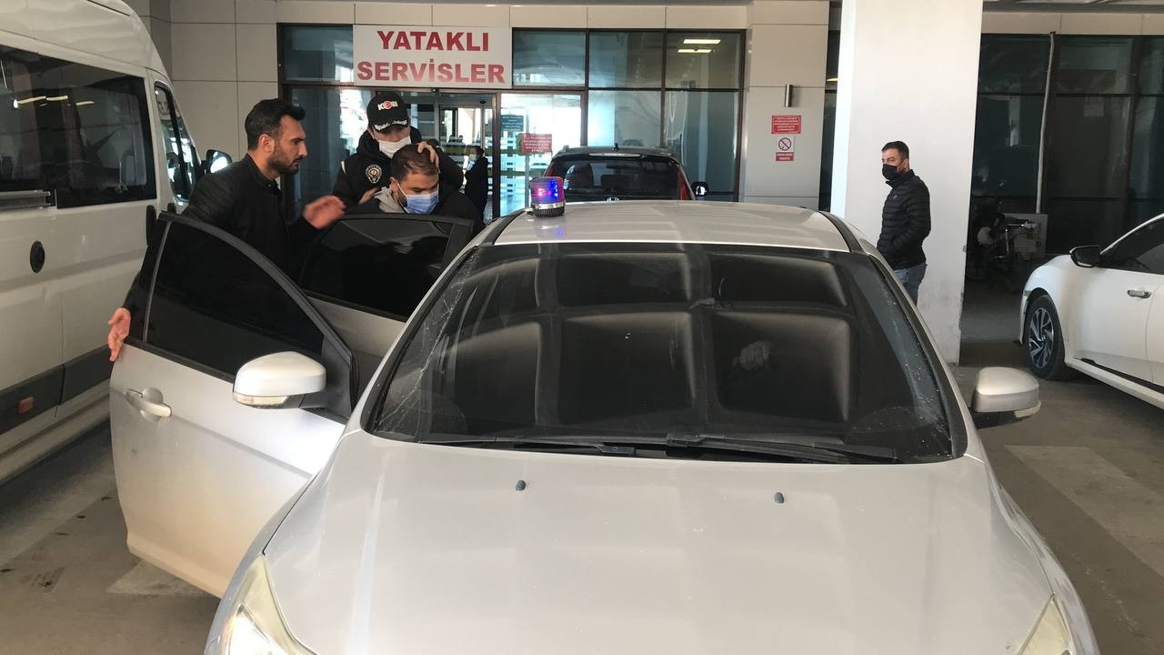 Edirne’de silahlı suç örgütüne yönelik çeşitli adrese düzenlenen eş zamanlı şafak operasyonunda gözaltına alınan 11 şüpheliden 6’sı tutuklandı ...