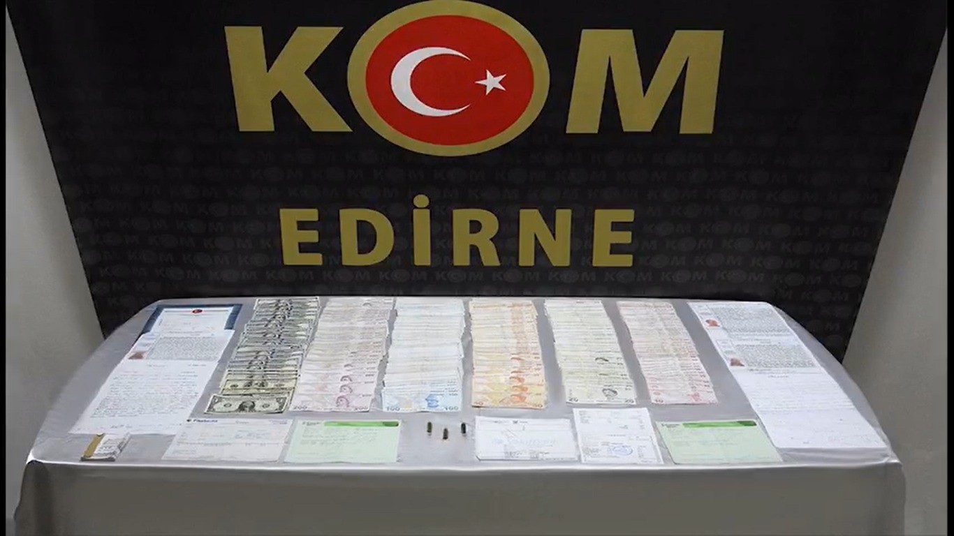 Edirne’de silahlı suç örgütüne yönelik çeşitli adrese düzenlenen eş zamanlı şafak operasyonunda gözaltına alınan 11 şüpheliden 6’sı tutuklandı ...