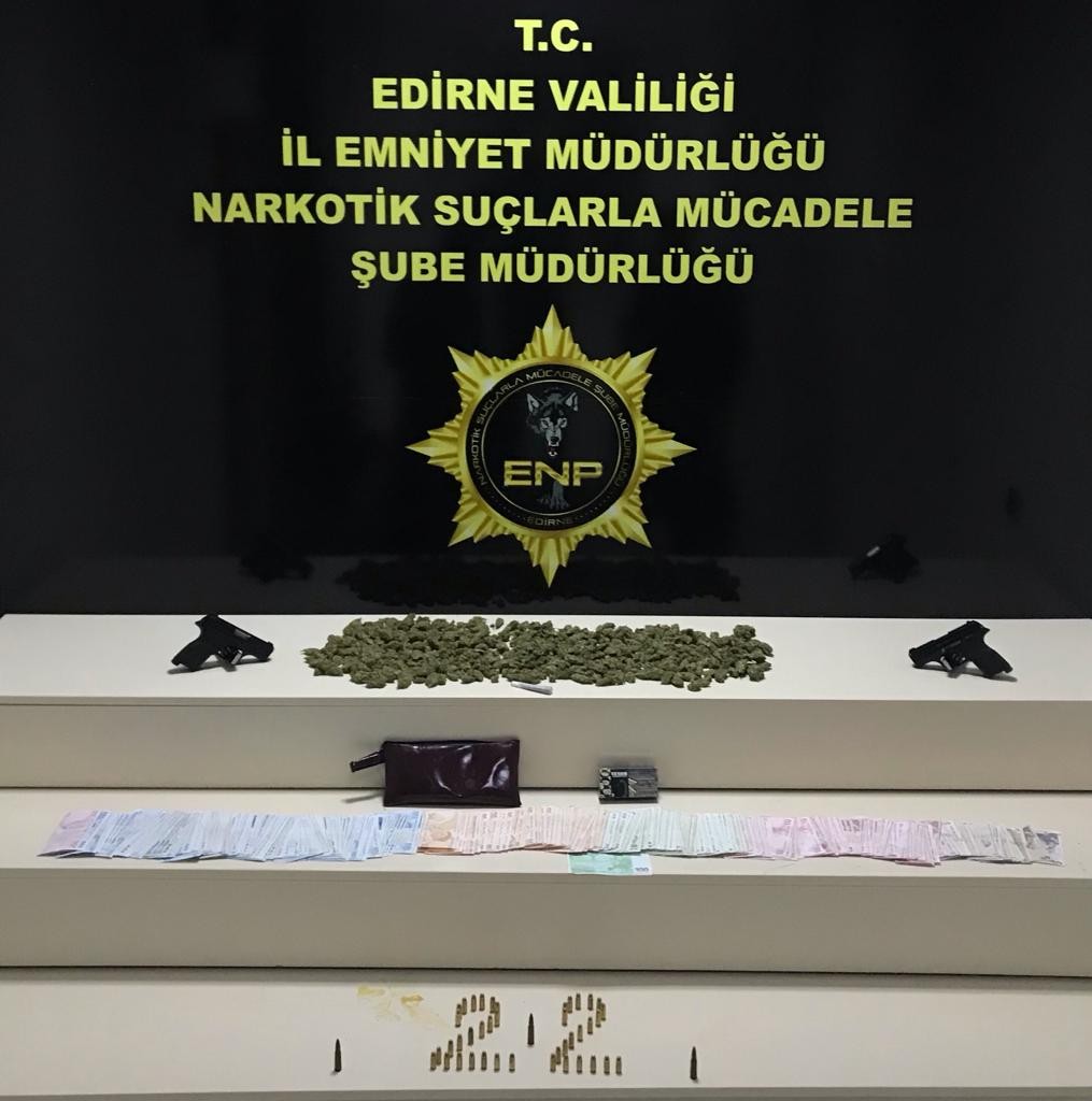 Edirne’de bir ev ve otomobilde yapılan arama sonucu 586 gram skunk maddesi ele geçirilirken, 4 şüpheli gözaltına alındı. Edinilen bilgiye göre ...