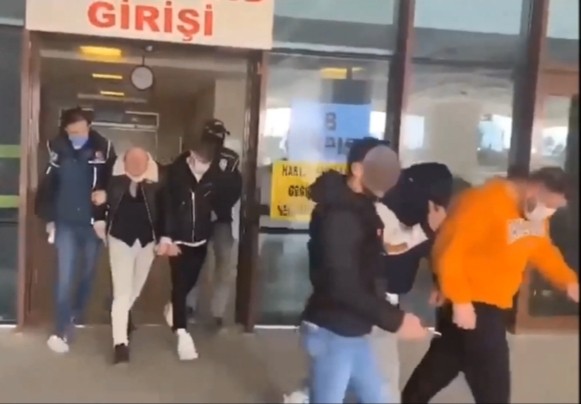 Edirne’de uyuşturucu satıcılarına yönelik 11 adrese gerçekleştirilen operasyonda 15 şüpheli gözaltına alındı, çok sayıda uyuşturucu madde ele ...