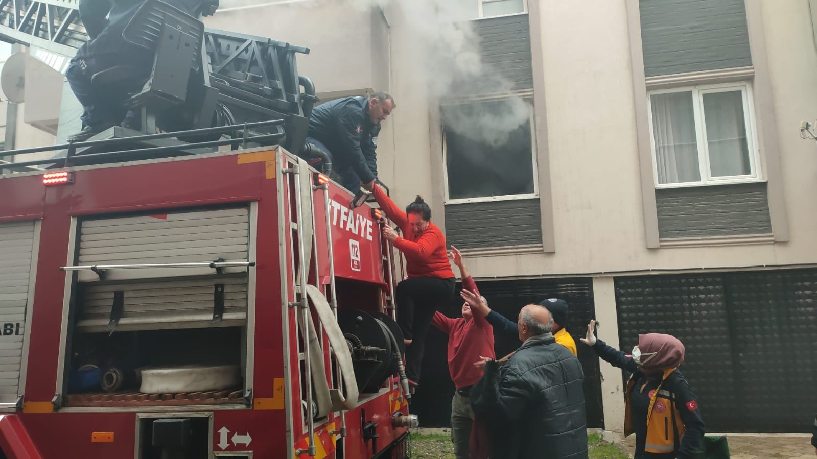 Balıkesir’in Edremit ilçesinde çok katlı bir binada çıkan yangında mahsur kalan vatandaşlar itfaiye tarafından kurtarıldı. Edinilen bilgiye göre ...